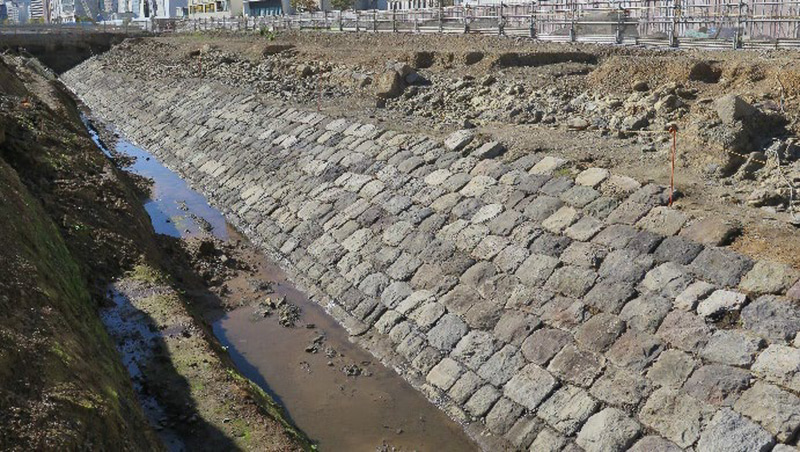 高輪築堤の一部とみられる構造物（写真1）