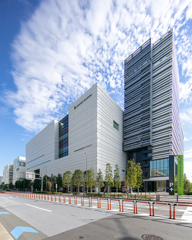 「住友不動産ショッピングシティ有明ガーデン」を有明テニスの森駅側から見ている。手前の高い建物はホテル「ホテルヴィラフォンテーヌグランド東京有明」