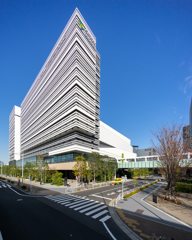 ショッピングシティ有明ガーデンを有明駅側から見る。有明駅から2階で繋がる通路が見える