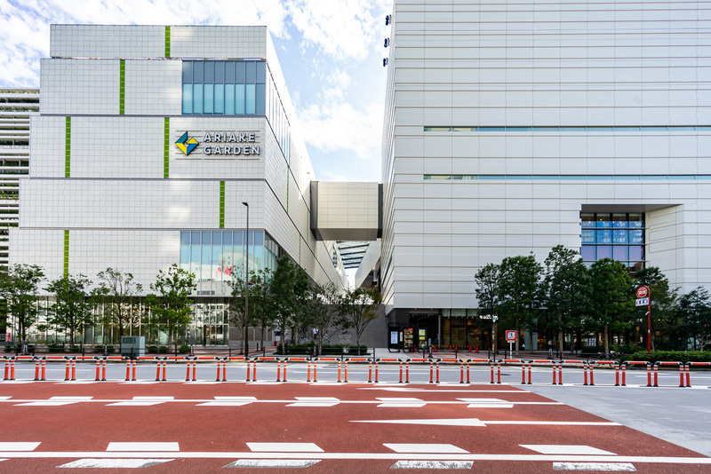 2つのモールビルが繋がるアトリウム付近