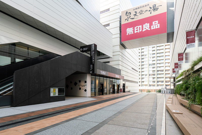 アトリウム2階に無印良品 東京有明のエントランスがある