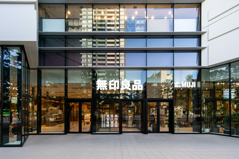 無印良品 東京有明の1階エントランス。こちらは通りに面している