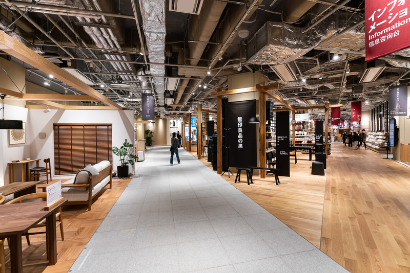 無印良品 東京有明の2階。エントランスから入って売り場に続く部分