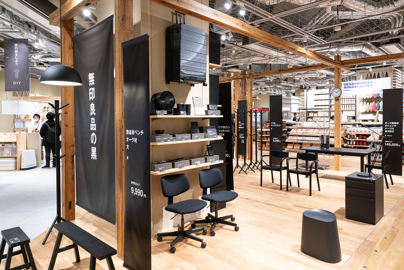 黒塗装をした商品を集めるコーナー