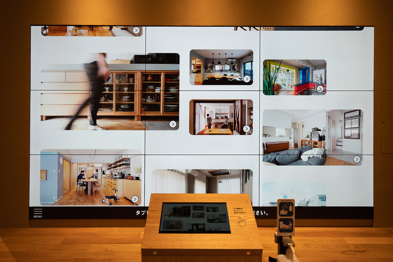 大きなサイネージで検索ができる。手前のタッチパネルで操作