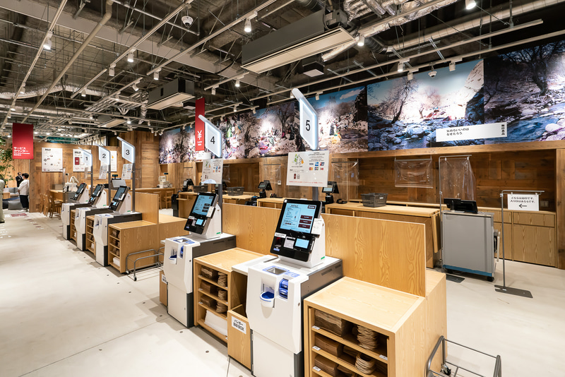 レジにはセルフレジも導入されている