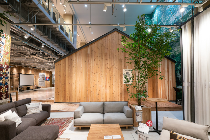 切妻屋根のオーソドックスな平屋で、木を活かしたモダンなデザイン