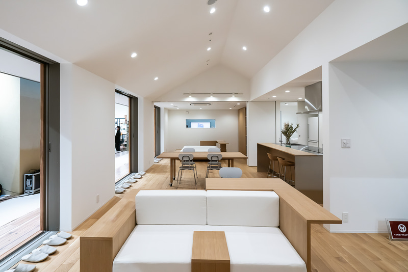 「陽の家」の室内。リビングからキッチンを見ている