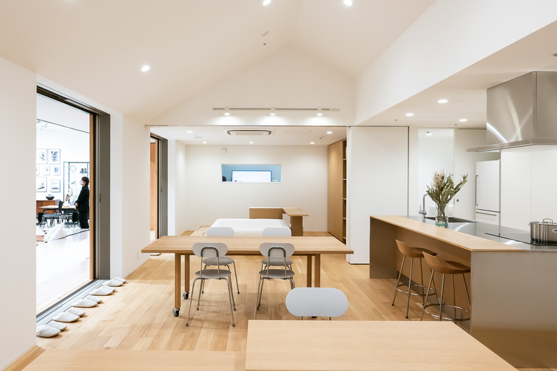 ダイニング・キッチンからベッドルームを見ている