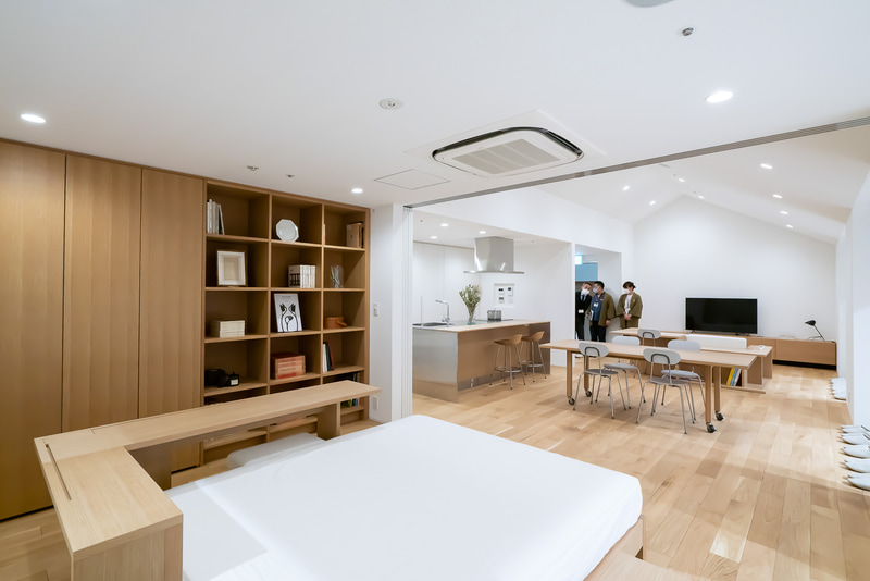 ベッドルームから部屋全体を見渡す