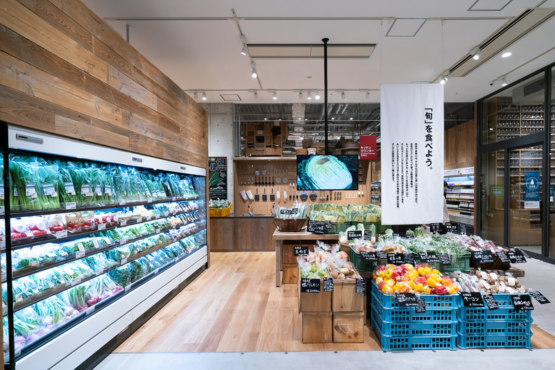 1階は食に関するフロア。青果も販売されている