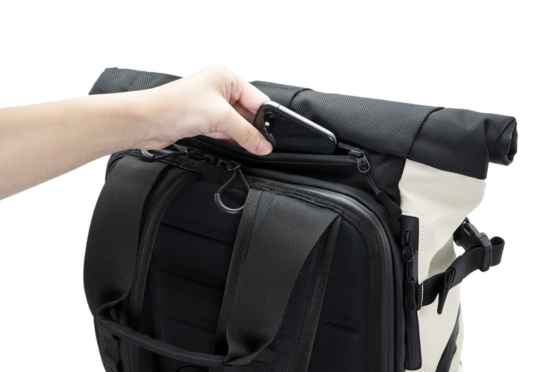 内側が柔らかいナイロン生地で収納品を傷つけないサングラスポケット