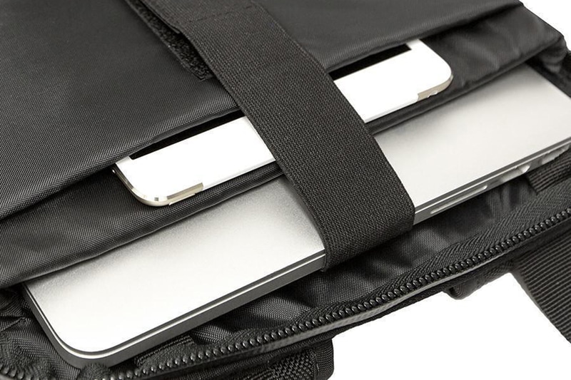 バッグ背面内側のノートPC/タブレット専用の収納部