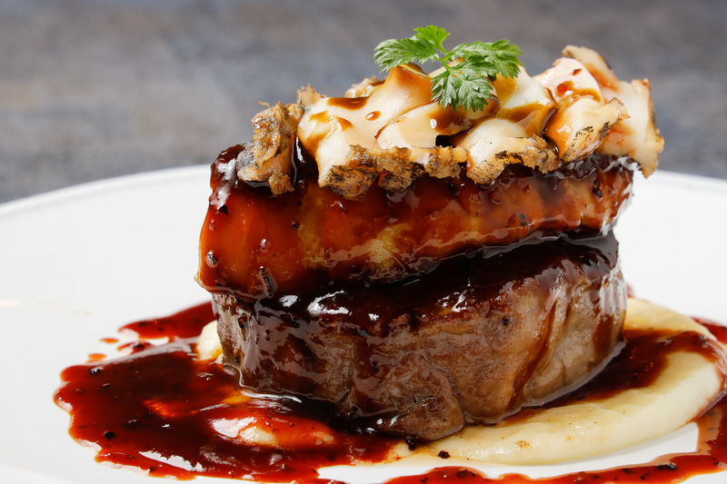 「Grand Tableロッシーニ～牛フィレ・鮑・フォアグラ～」（1480円、税別）