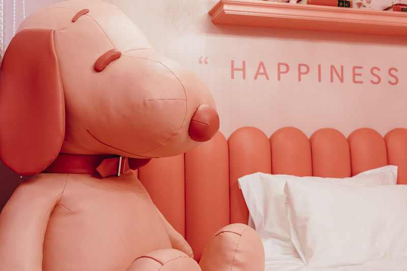 「PEANUTS HOTEL」の客室「ROOM64」にある巨大スヌーピー