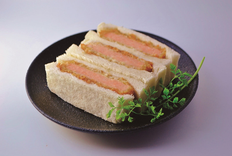 サーモンカツサンド（TOUBEI）