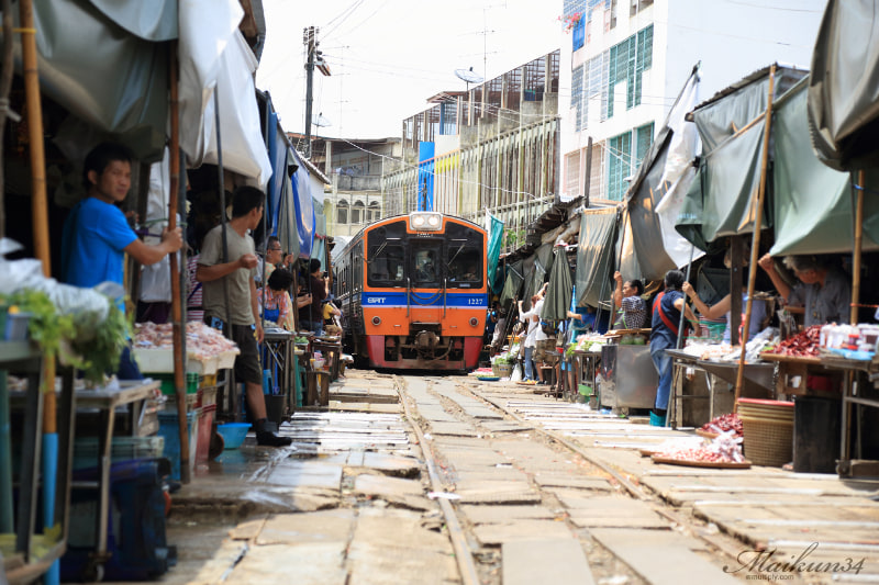 鉄道が市場を通るメークロン市場