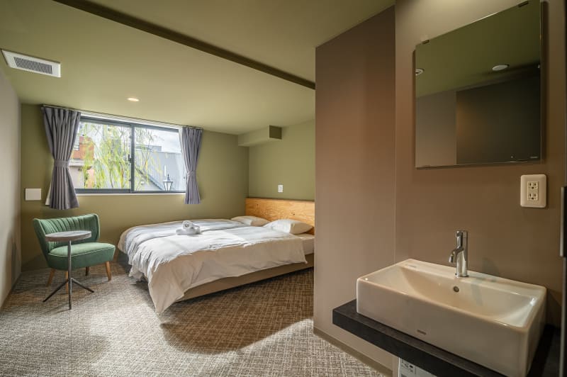 光差し込むツインルーム