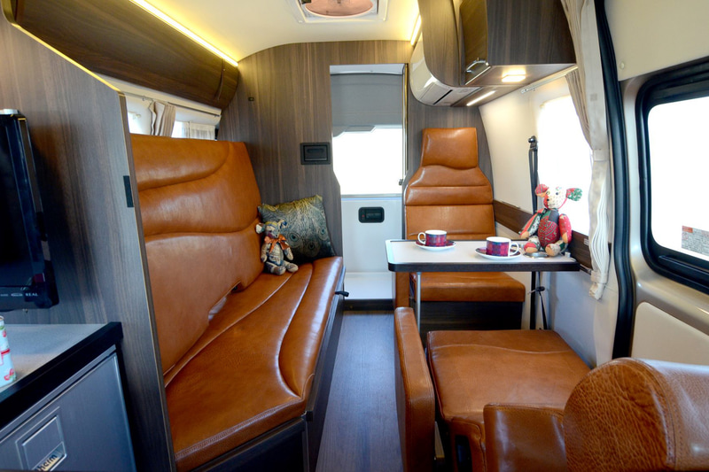 「レクビィ・雅（MIYABI）」の車内