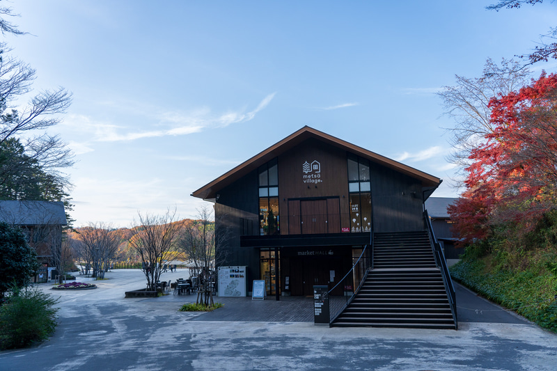 エントランスロードを下るとマーケットホールが見えてきます