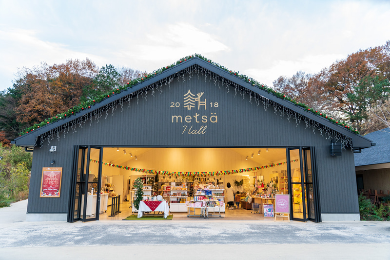 クリスマスマーケットを開催中のメッツァホール