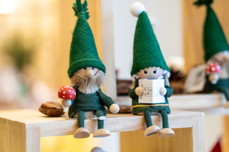 一番人気は「NORDIKA nisse（ノルディッカニッセ）の木製人形。デンマークの妖精ニッセがモチーフで、手作りのため顔が全部違うのが特徴。緑色はメッツァでしか買えない限定品です