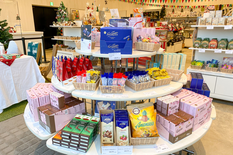 チョコレートも人気。北欧土産の定番ファッツェルの青い箱も