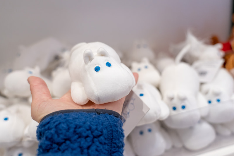 こちらのクリップ付きのぬいぐるみムーミンも人気商品。ヘアクリップとして頭につける人が多いのだとか