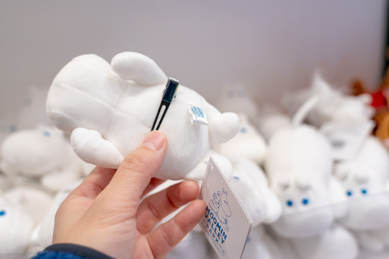 こちらのクリップ付きのぬいぐるみムーミンも人気商品。ヘアクリップとして頭につける人が多いのだとか