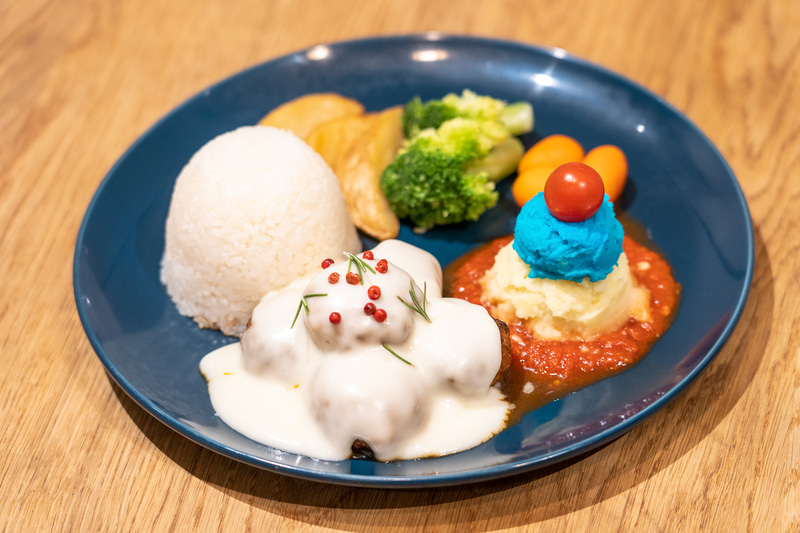 ウインターワンダーランドプレート（1650円）。青いマッシュポテトはトゥーティッキの帽子がモチーフに