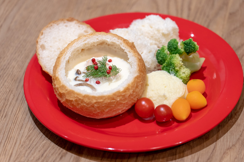 パンバスケット・ロヒケイット（1650円）。パンの中にはサーモンスープが入っています