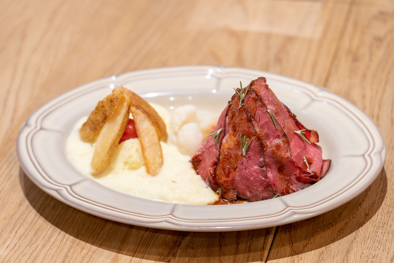 冬のかがり火のローストビーフ（1650円）は数量限定。ポテトが焚き火を、トマトが火を表現しているのだそう