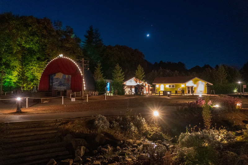 ひっそりと静かな夜のムーミン谷をあとにします