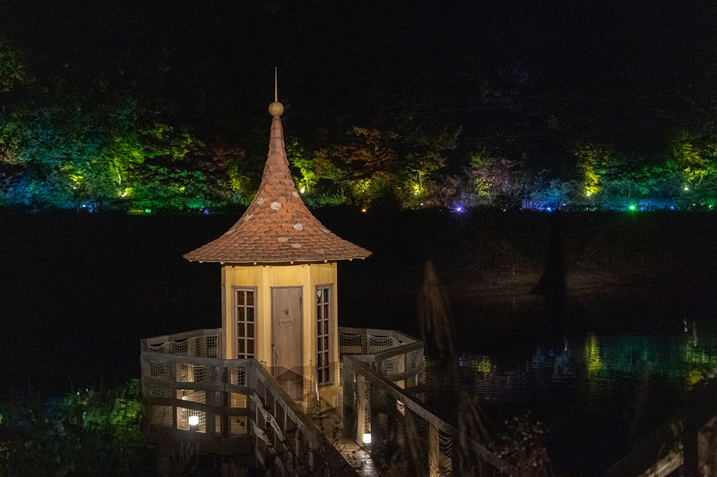 水浴び小屋の向こうに見える対岸は、さっき歩いてきた「春へと向かう道」