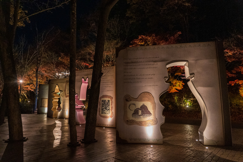 本のゲート付近、夜はこんな感じでひっそりとしていました