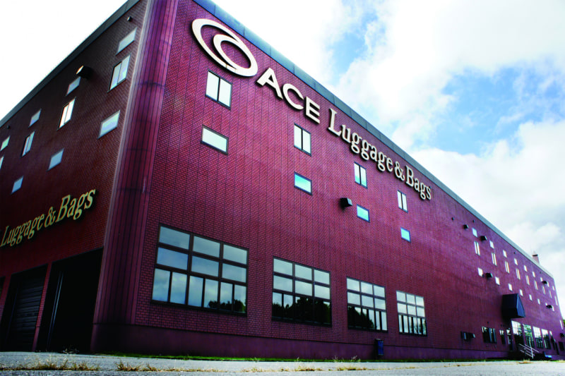 自動車のバンパーを再利用したスーツケースを製造するエースラゲージ赤平工場