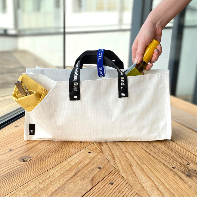 Sサイズを折りたたんでペットボトルを10本収納