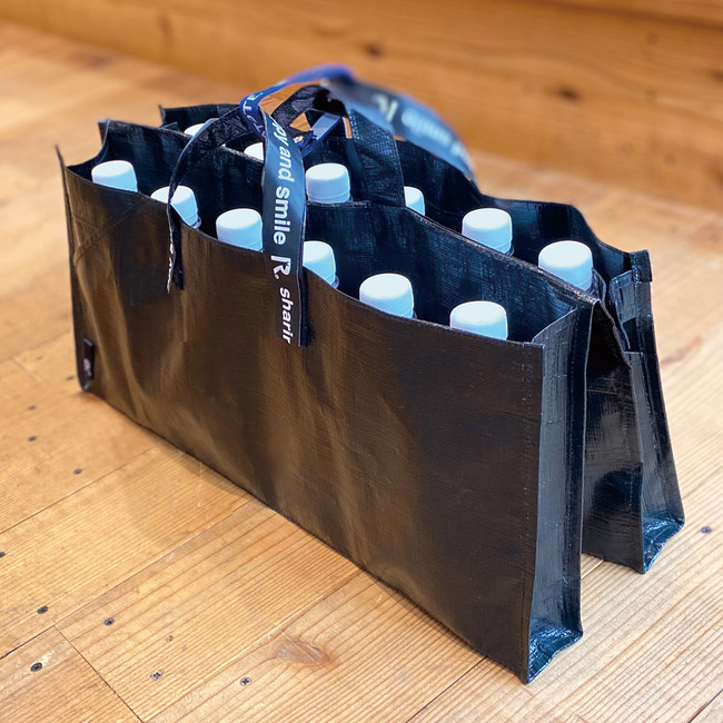 Lサイズを折りたたんでペットボトルを12本収納