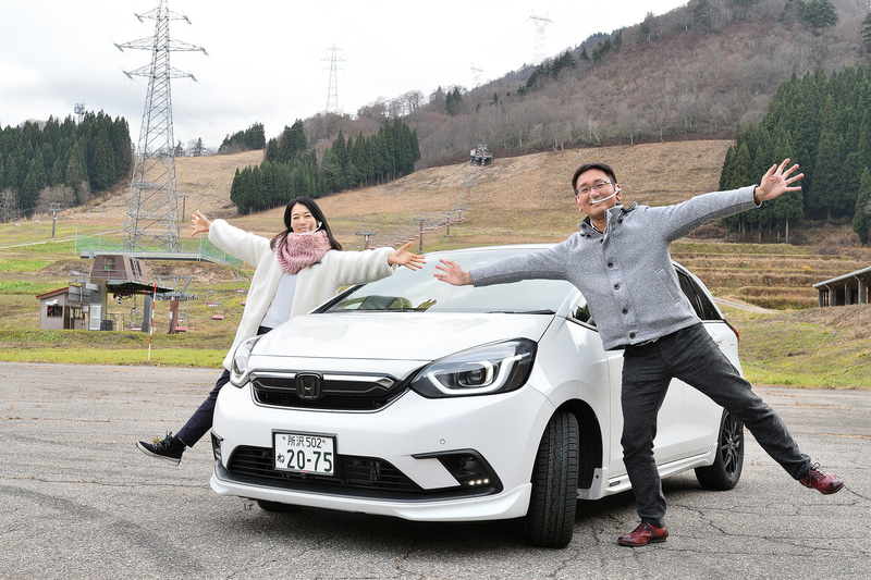 いつもは雪が積もらないのに、朝起きたら一面真っ白。とっさのときに困らないよう、オールシーズンタイヤを履いておけば大丈夫。TOYO TIRES「CELSIUS（セルシアス）」を装着したクルマで、橋本洋平・まるも亜紀子夫妻が富山を走ってみた