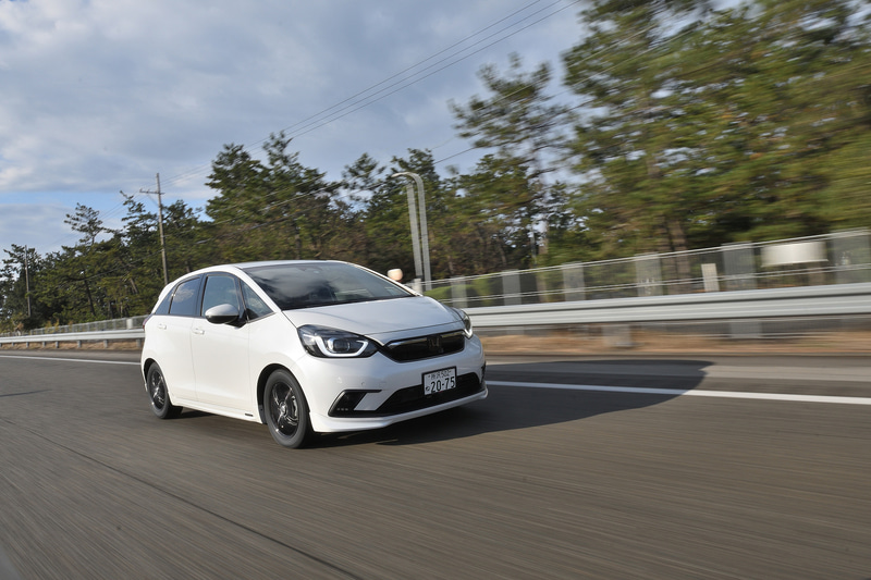 富山湾沿いを走る北陸自動車道。「セルシアス」を装着したホンダ フィットで走ってみた