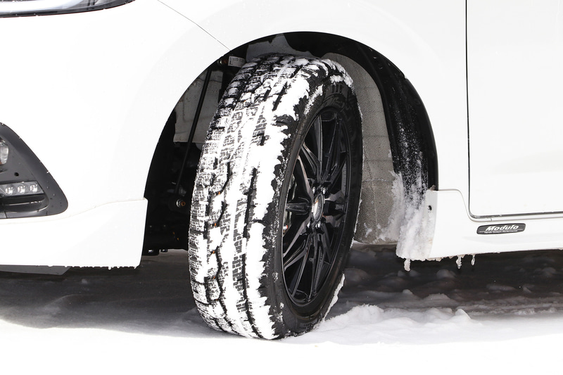 フツーの夏タイヤのように見えるけど、晴れの日、雨の日、そして雪の日も走れる頼もしさ