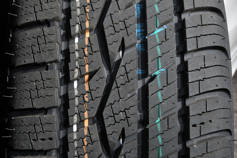 タイヤの外側（右）が晴れの日・雨の日向けの性能を、内側（左）が雪の日向けの性能を発揮。よく見ると内側のパターンはスタッドレスタイヤに似ていて、ジグザグブロックとサイプ（細かな溝）が雪をしっかりとらえていることが分かる