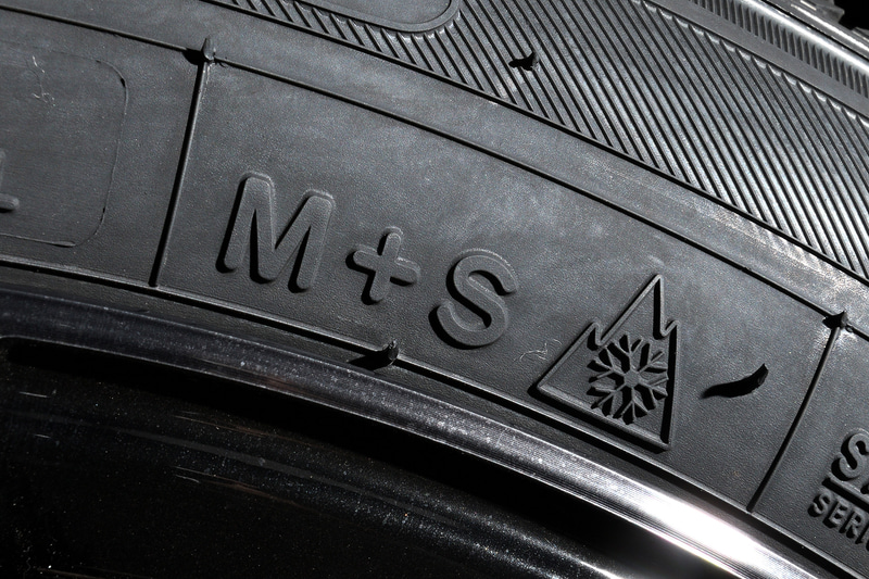 セルシアスの側面には「M＋S」と「雪山」のマークが刻まれている。MはMud（泥道やぬかるみ）、SはSnow（雪道）に対応していることを示し、雪山はスノーフレークマーク認定を表わす。後者は冬用タイヤ規制中の高速道路を走行することが認められている