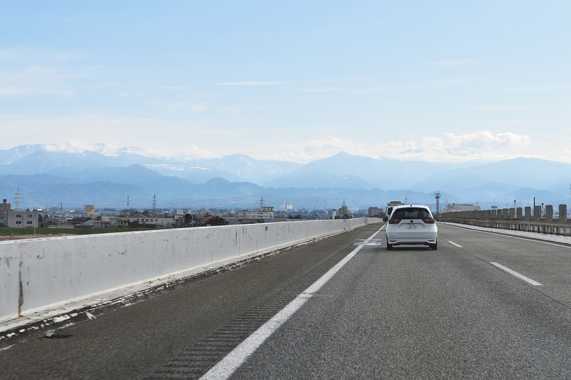 市街地を抜け高速道路を走ること小一時間。郊外のちょっとした峠道も気持ちよく走れる