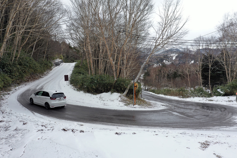 「今日は天気もいいし、降ってないから大丈夫」と思っていたら、上りカーブの先が雪化粧。こんなときでも、セルシアスなら落ち着いて対処できる