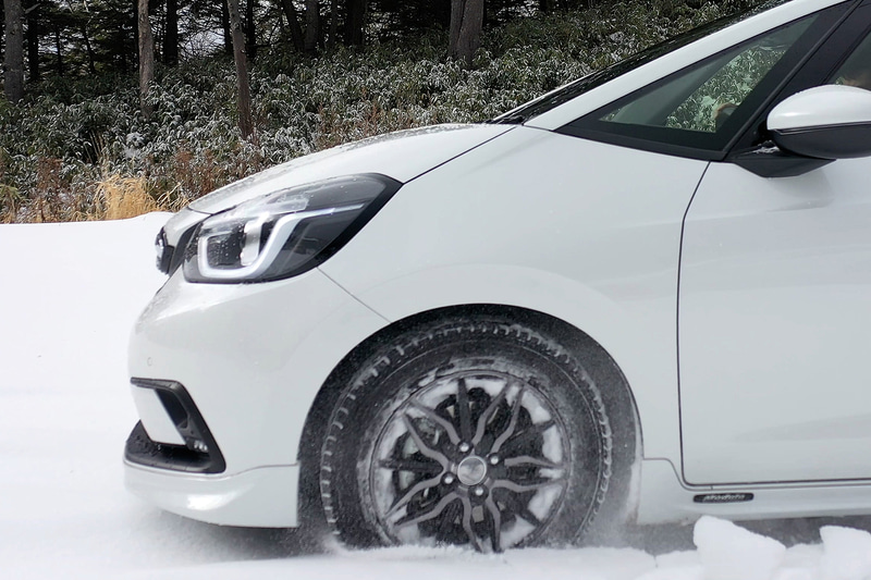 イザというときに新雪や圧雪路を走行できるのは大きな魅力（ツルツルのアイスバーン路面は非推奨なので、チェーンなどを携行するとより安心）