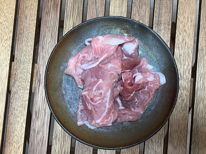 豚もも薄切り150g、お肉をロール状に包んだときに、具がはみ出てしまった場合の補強に