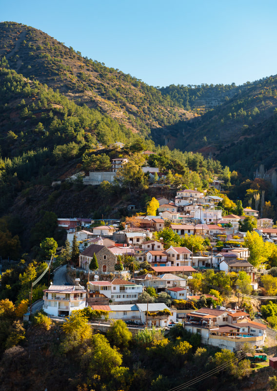 伝統的な生活が残る山里の風景「オイコス村」（場所：トロードス地方）
