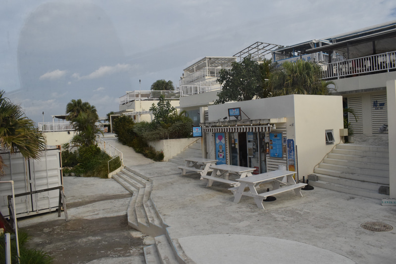 ショッピングや軽食が楽しめるウミカジテラス。30分間の自由時間が設けられている