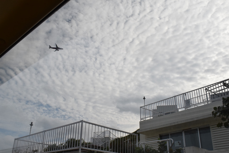 瀬長島では頭上に飛行機が見えるチャンスも